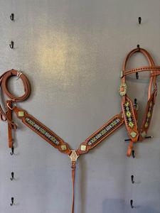 Ensemble de têtière et de peitorale western en cuir de qualité supérieure, fabriqué à la main, avec incrustation géométrique perlée vert lime. - Product Image 1