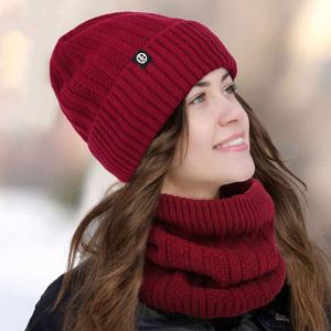 Ensemble trois pièces automne-hiver, bonnet en velours épais chaud avec broderie 3D, écharpe et gants pour les voyages en plein air - Product Image 2