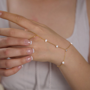สร้อยข้อมือแบบเต็มนิ้วทำจากสเตนเลสสตีลชุบทอง18K ประดับมุกเพทาย - Product Image 2