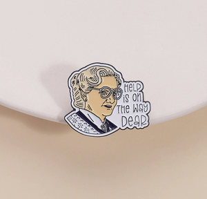 Prix de gros d'usine, pas de MOQ, épinglette en émail personnalisée avec inscription, collection Mrs <span class=keywords><strong>Doubtfire</strong></span>, pour sac - Product Image 1