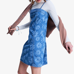 Robe en jean bleu délavé à col carré, coupe ajustée, imprimé tendance personnalisé OEM, haute qualité, 100% coton, mini-robe - Product Image 5