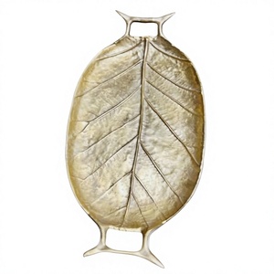 Assiette de service en métal en forme de feuille, design nordique fait main, motif végétal, plat décoratif et plateaux pour cadeaux, vaisselle de fête, décoration de table - Product Image 1