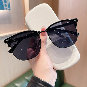 Lunettes de soleil carrées surdimensionnées Qianai, verres noirs, protection UV400, style unisexe, idéales pour les voyages - Product Image 3