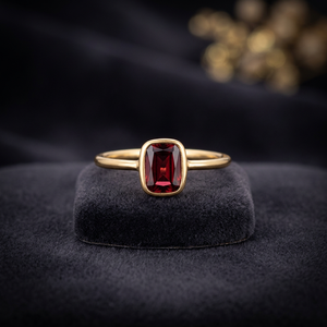 Anillo de boda clásico de oro macizo de 10K con diseño personalizado hecho a mano, engaste de bisel, granate y diamante de laboratorio VVS1 para mujer, estilo minimalista. - Product Image 3