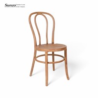 Chaise empilable en résine et bois courbé avec finition grain de bois pour événements extérieurs, mariages et sièges commerciaux pour bistrots et cafés
