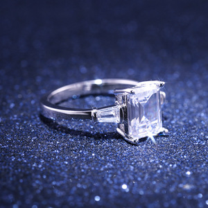 Anello da Donna per Fidanzamento e Matrimonio, Taglio Quadrato con Zircone, Elegante e Scintillante, in Lega Regolabile, Stile Moderno - Product Image 1