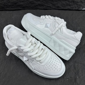 Zapatos casuales de lujo - estilo para parejas. Zapatos para caminar de diseño casual y moderno, de perfil bajo, de alta calidad y con suela gruesa. - Product Image 2