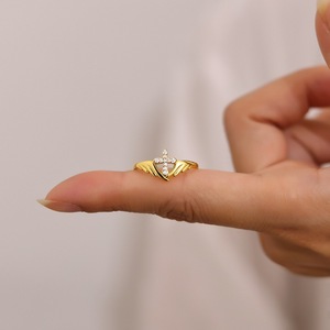Anello con Croce e Ali in Argento Sterling S925 Placcato 18K, Anello di Alta Gamma con Ali d'Angelo e Demone - Product Image 3
