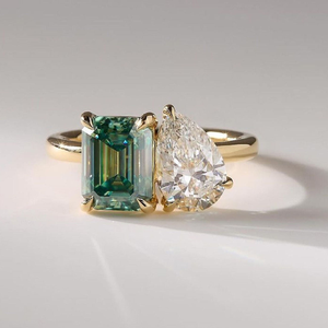 Op maat gemaakte 925 sterling zilveren verlovingsring, verguld met geelgoud, Toi et Moi set met groene smaragd peer-vormige moissanite dubbele steen - Product Image 1