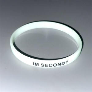 Braccialetto in Silicone con Incisione 'GOD IS FIRST IM SECOND' da 6mm, Pronto per la Spedizione - Product Image 5