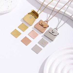 Collier avec pendentif en acier inoxydable personnalisé en forme d'enveloppe cœur ouvrable, avec message d'amour caché gravé, carte de message secret - Product Image 1
