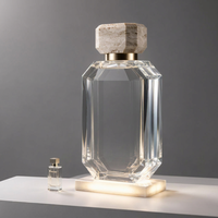 Bouteille de parfum géante factice personnalisée en résine acrylique pour vitrine de magasin, idéale pour les lancements de parfums et l'affichage en pop-up.