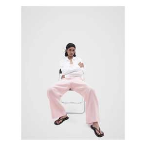 Pantalones rectos de tacto suave para mujer que ofrecen una estructura equilibrada y un ajuste relajado para un uso diario fiable. - Product Image 3