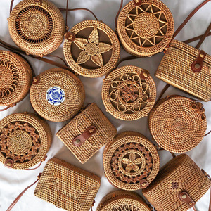 Bolsa de Ombro Rígida Redonda Estilo Boêmio Marrom Feita à Mão em Palha de Bambu com Alça Única e Fecho de Fivela, Bolsa de Praia Tecida - Product Image 6