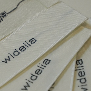 ป้ายโลโก้แบรนด์เสื้อผ้าทอแบบกำหนดเอง รูปทรงสี่เหลี่ยมผืนผ้า ทำจากผ้าฝ้าย ไม่มีขอบตัด สำหรับเสื้อผ้า กระเป๋า รองเท้า - Product Image 4