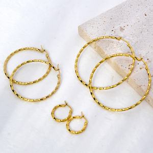 ต่างหูห่วงเกลียวสแตนเลสชุบทอง 18K แฟชั่นหรูหราทันสมัย แบบสั่งทำได้ สำหรับทุกเพศ - Product Image 5