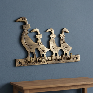 Porte-clés oiseau en laiton fabriqué à la main Crochet mural unique pour la décoration intérieure Solution de rangement élégante et fonctionnelle - Product Image 1