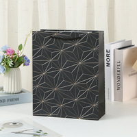 Sacs cadeaux en papier avec estampage à chaud de luxe, sacs en papier imprimés en relief avec poignées en corde torsadée, utilisés pour l'emballage de cadeaux et le shopping