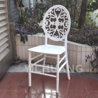 Silla de plástico blanco de boda moderna barata al aire libre con cojín