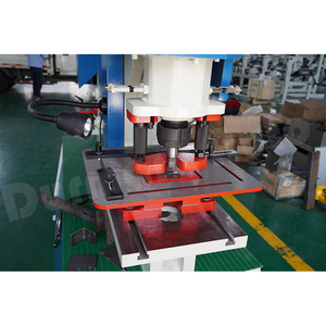 Punzonadora de hierro combinada de chapa hidráulica profesional con prensa de <span class=keywords><strong>90</strong></span> toneladas - Product Image 3
