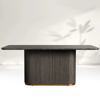 Table à manger de style américain avec plateau en marbre, base en bois massif à piétement cannelé, table 10 places avec finition en laiton
