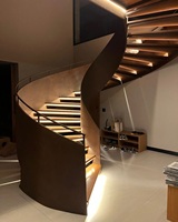 Escalier Courbé Intérieur de Villa, Design de Luxe avec Marches en Pierre ou en Bois