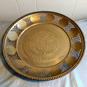 Plateau en laiton artisanal personnalisé, style élégant, bords découpés avec des motifs complexes, motifs classiques, cadeau souvenir de luxe pour hôtel - Product Image 1