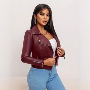 Blouson moto court noir en similicuir pour <span class=keywords><strong>femme</strong></span>, avec revers, fermeture éclair asymétrique, épaulettes et multiples poches zippées, coupe slim, style motard - Product Image 4