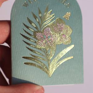 Elegante Invito Matrimoniale Vintage di Lusso con Monogramma Dorato in Rilievo e Copertina in Velluto - Product Image 3