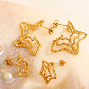 Boucles d'oreilles étoile en alliage de zinc doré, design à cinq branches, bijoux de mode pour soirée - Product Image 1