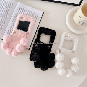 <span class=keywords><strong>Coque</strong></span> de téléphone en peluche moelleuse et mignonne avec chaîne pompon pour femme, protection chaude d'hiver pour Samsung Z Flip 2456 (vente en gros) - Product Image 1