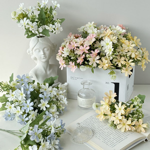 Bouquet de marguerites artificielles en soie pour la décoration de la maison, les mariages et les événements extérieurs – Composition de 5 tiges et 10 têtes de chrysanthèmes papillon - Product Image 1