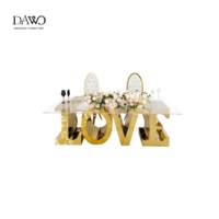 Eleganter LOVE-förmiger Esstisch mit Goldbasis und Acrylplatte für Hochzeiten und Hotels