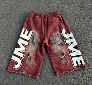 Shorts Bermuda déchirés pour hommes, imprimé par sublimation, taille élastique, motif lettres rouges, style streetwear - Product Image 3