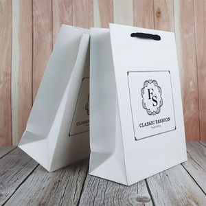 Sac shopping en papier laminé noir de luxe personnalisé avec poignée en ruban, logo personnalisé imprimé, boutique de cadeaux - Product Image 1