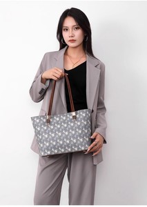 2025 nuevo elegante bolso de mano con estampado Retro patrón de carruaje de fondo azul claro - Product Image 5