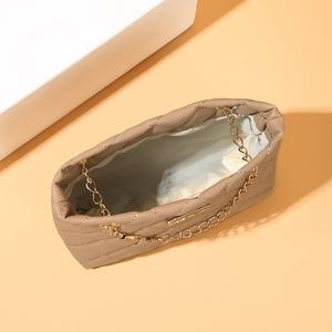 Bolso de Hombro Pequeño Acolchado y Bordado para Mujer, Estilo Casual y Elegante, Fácil de Combinar, con Cadena y Forro de Poliéster, Venta al Por Mayor - Product Image 2