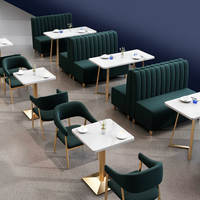 Ensemble moderne de banquettes et chaises en velours vert avec pieds en métal doré et plateau en marbre pour restaurants, cafés, hôtels et espaces commerciaux