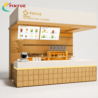 Comptoir de bar à café moderne en U sur mesure avec plan de travail en terrazzo beige, évier, équipement de café et station de point de vente (PDV) intégrée