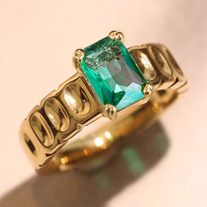Anello Vintage con Taglio Rettangolare Stile Smeraldo a Quattro Punte per Donne, Elegante Gioiello da Dito alla Moda - Product Image 1