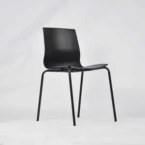 Modern plastik istiflenebilir renkli PP kabuk siyah veya beyaz toz kaplanmış metal taban yemek sandalyesi kol dayama ile
