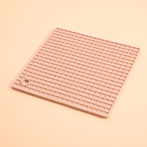 Tapis isolant thermique en silicone, carré, durable, doux, anti-chaleur, pour la protection des assiettes, des bols et des plats de cuisine - Product Image 4