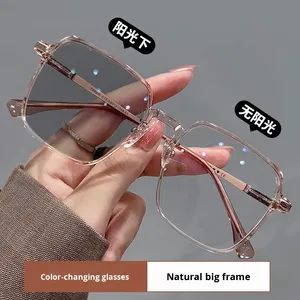 Gafas Ultraligeras Fotocromáticas de Moda para Mujer con Bloqueo de Luz Azul Estilo Influencer de Gran Valor con Montura Grande que Adelgaza el Rostro - Product Image 4