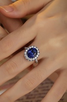 Bague de fiançailles Lanphear Jewelry en platine PT950 avec saphir taille ovale, halo double couche à accents mixtes et alliance pavée