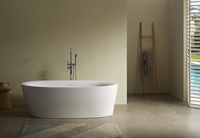 Baignoire autoportante en acrylique ovale moderne avec ensemble d'accessoires de salle de bain pour la maison et l'hôtel