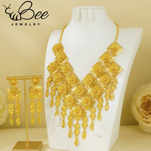 Ensemble de bijoux et accessoires de mariage traditionnels africains orthodoxes en alliage d'or 24 carats, collier bib fleur doré et boucles d'oreilles - Product Image 3