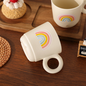 Taza de Cerámica con Asa Circular y Diseño de Arcoíris, Reutilizable, para Uso General - Product Image 1