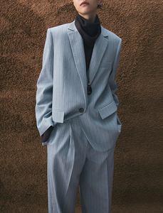 Blazer de Mujer Azul Claro con Rayas Finas, Cierre de un Botón, Solapa con Muescas, Bolsillos con Solapa y Corte Entallado – Ideal para la Oficina - Product Image 2