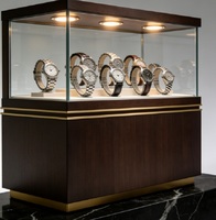 Vitrine de luxe GZowin pour montres, verre incurvé, cadre doré, éclairage LED, design durable, dimensions personnalisables pour les magasins de détail