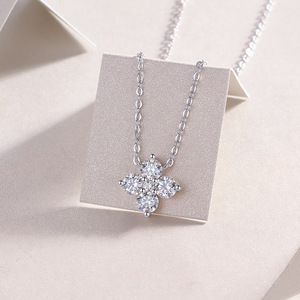 <span class=keywords><strong>Parure</strong></span> <span class=keywords><strong>Collier</strong></span> et Boucles <span class=keywords><strong>d</strong></span>'Oreilles en <span class=keywords><strong>Argent</strong></span> S925 Plaqué Or avec Zircon, Pendentif Trèfle à Quatre Feuilles Tendance, Idéale pour Mariage, Fiançailles, Fête, Cadeau - Product Image 2